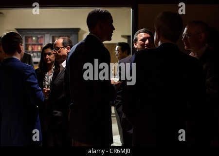 Il Presidente Usa Barack Obama parla con José Manuel Barroso, Presidente della Commissione europea, il primo ministro Mario Monti d'Italia, e Herman Van Rompuy, Presidente del Consiglio europeo, nel corso di un Vertice del G8 di ricevimento di benvenuto in cabina di alloro Maggio 18, 2012 a Camp David, MD. Foto Stock