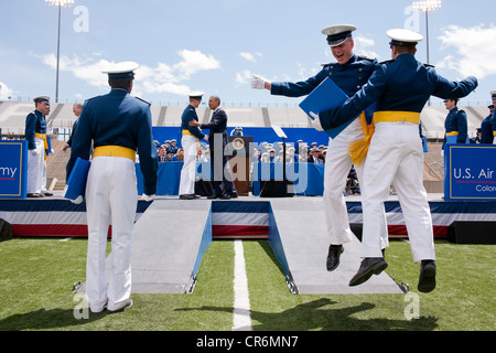 Il Presidente Usa Barack Obama si congratula con i cadetti ricevono il loro diplomi durante la cerimonia di inizio presso la United States Air Force Academy 23 Maggio 2012 in Colorado Springs, CO. Foto Stock