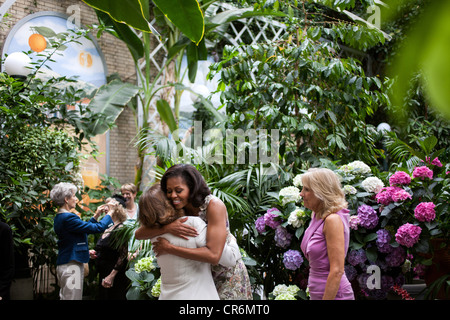 Noi la First Lady Michelle Obama e il dottor Jill Biden salutare gli ospiti prima di un pranzo con il Senato i coniugi a noi Botanic Garden, 23 maggio 2012 a Washington, DC . Foto Stock