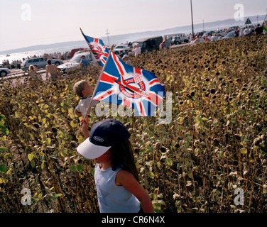 Aviazione giovani fan di frecce rosse, la Gran Bretagna è RAF aerobatic team, contiene un RAF merchandise brolley durante airshow. Foto Stock