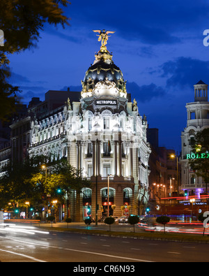 Edificio Metropolis al crepuscolo, Madrid, Spagna Foto Stock