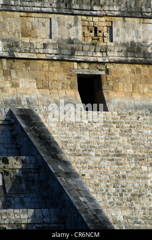 La sommità della Piramide di Kukulkan in Chichen-Itza, tempio ingresso Foto Stock