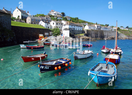 Barche da pesca nel porto di Coverack in Cornwall, Regno Unito Foto Stock