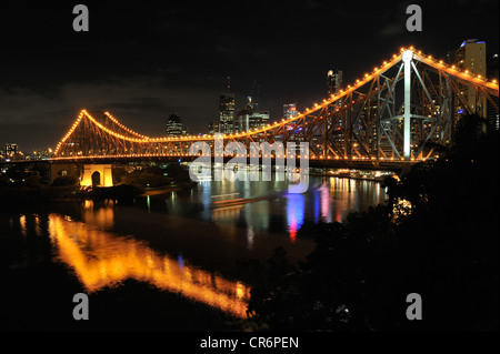 Storia ponte sopra il fiume Brisbane durante la notte con il paesaggio urbano in background. Brisbane, Australia Foto Stock