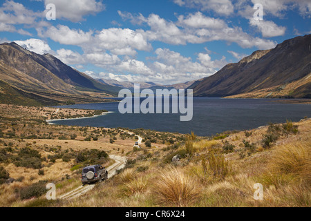 4WDs su via intorno a nord del Lago Mavora e Livingstone montagne (a destra), Southland, Isola del Sud, Nuova Zelanda Foto Stock