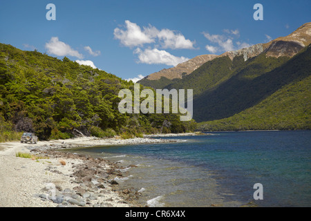 4WD sulla via intorno a nord Mavora lago e montagne di Livingstone, Southland, Isola del Sud, Nuova Zelanda Foto Stock