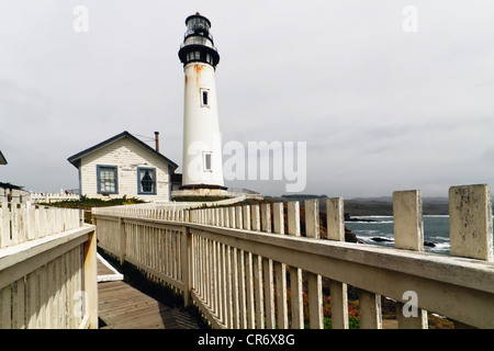 Pigeon Point Lighthouse con passerella recintata, San Mateo County, California, Stati Uniti d'America Foto Stock