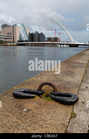 Vista del molo sul Fiume Liffey con il Samuel Beckett Bridge, Dublino Irlanda Foto Stock