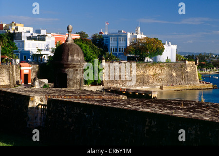 La vecchia San Juan le mura della città e di gate con La Fortaleza in background, Puerto Rico Foto Stock