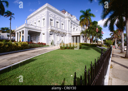 Basso Angolo di visione dell'annata Casino edificio in Puerta de Tierra ward della Vecchia San Juan Foto Stock