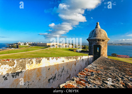 Angolo di Alta Vista della vecchia San Juan dal El Morro Fort, Puerto Rico Foto Stock