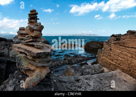 Pietre impilate, Son Real, east coast, Maiorca, isole Baleari, Spagna, Europa Foto Stock