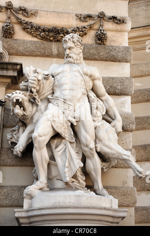 Hercules portando Cerberus torna dagli inferi, nel 1893, la scultura di fronte al Palazzo Imperiale Hofburg Foto Stock