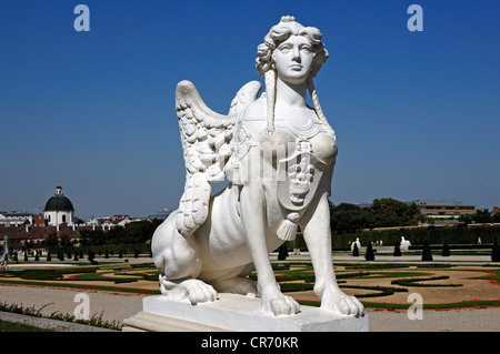 Scultura di una sfinge contro un cielo blu al Oberes Schloss Belvedere Palace, Unteres Schloss Belvedere Palace all'indietro Foto Stock