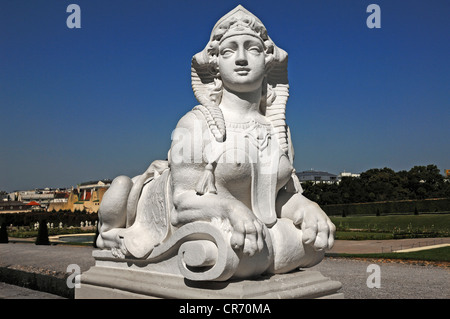 Scultura di una sfinge contro un cielo blu, Oberes Schloss Belvedere Palace, Prinz-Eugen-Strasse 27, Vienna, Austria Foto Stock