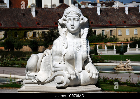 Scultura di una sfinge contro un cielo blu al Oberes Schloss Belvedere Palace, Unteres Schloss Belvedere Palace all'indietro Foto Stock