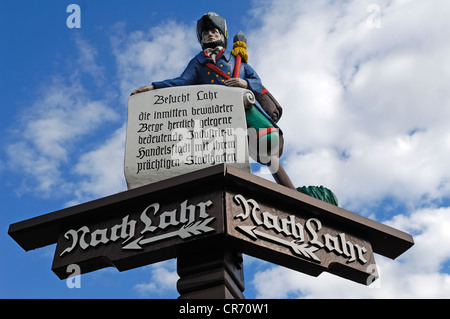 Legno intagliato a signpost Lahr, Freiburgerstrasse, Lahr, Baden-Wuerttemberg, Germania, Europa Foto Stock