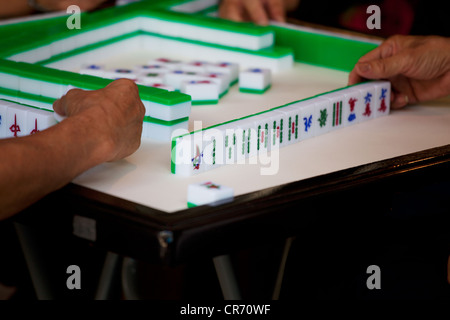 Persone che giocano a Mahjong in Hongkong Foto Stock