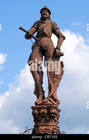 Statua di un cavaliere su Roehrbrunnen fontana con stemma, 1582, da Max Spranger da Strasburgo, Am Marktplatz square Foto Stock