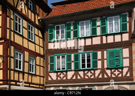 Ristrutturazione di una vecchia semi-case con travi di legno nella Marktplatz street, Koenigsberg, bassa Franconia, Baviera, Germania, Europa Foto Stock