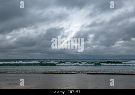 Surfers in attesa di onde durante le tempeste sulla costa di Newquay, Cornwall, England, Regno Unito, Europa Foto Stock
