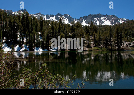 Vista panoramica del lago di cuore, nei pressi di Mammoth Lakes, California, Stati Uniti d'America in giugno con montagne in lontananza Foto Stock