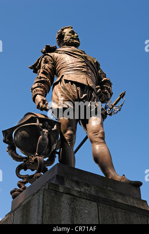 Statua di Sir Francis Drake, 1540-1596, costruito nel 1883 da Giuseppe Edgar Boehm, centro città di Tavistock, Devon, Inghilterra Foto Stock