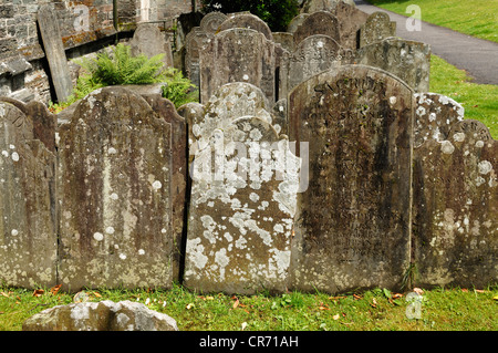 Lastre tombali risalenti al XIX secolo nel sagrato della chiesa di San Eustachio Chiesa, Tavistock, Devon, Inghilterra, Regno Unito, Europa Foto Stock