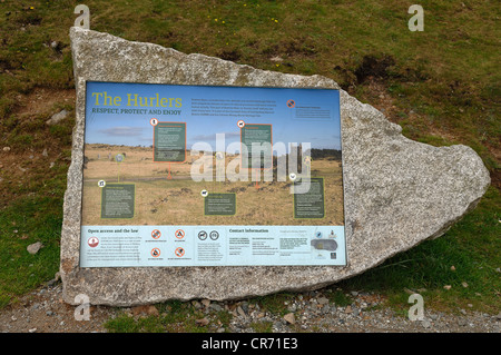 Il pannello Info su "L'Hurlers', cerchio di pietra, pietre permanente dalla prima età del bronzo in Bodmin Moor, tirapiedi, Dartmoor, Cornwall Foto Stock