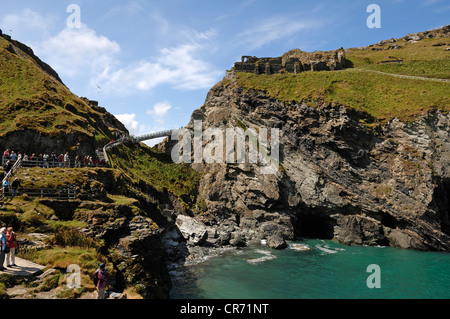 Scogliere sulla costa vicino a Tintagel, Tintagel Castle on the cliff, una celtica dei primi cristiani monastero tra il 5 e il Foto Stock