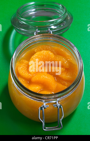 Arancio mandarino fette o segmenti in vetro vaso di storage Foto Stock