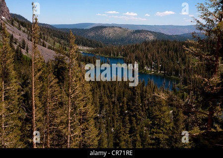 Vista panoramica guardando giù ai Laghi Gemelli, nei pressi di Mammoth Lakes, California, Stati Uniti d'America in giugno con le montagne in distanza Foto Stock