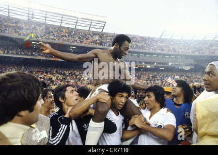 Pele (nome di nascita: Edson Arantes do Nascimento), * 23.10.1940, calciatore brasiliano, a mezza lunghezza, alle spalle di un compagno di squadra, Foto Stock