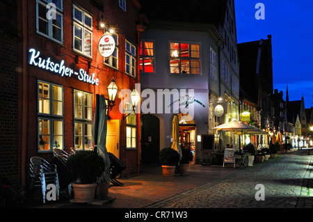 Scena di strada di notte con caffè e ristoranti, Heiliggeiststrasse, Lueneburg, Bassa Sassonia, Germania, Europa Foto Stock