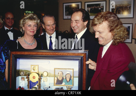 Lueftner, Egmont 'Monti', 1932 - 7.5.2009, produttore musicale tedesco, foto di gruppo, con Liz e Reinhard Mohn e Frank Farian, Bertelsmann Party in occasione del 60th compleanno di Lueftner, Monaco, 18.11.1991, Foto Stock