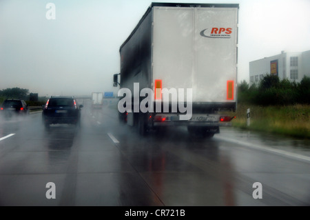 Carrello sulla autostrada A9 durante la pioggia pesante, Bayreuth, Baviera, Germania, Europa Foto Stock