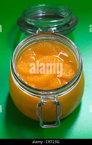 Arancio mandarino fette o segmenti in vetro vaso di storage Foto Stock