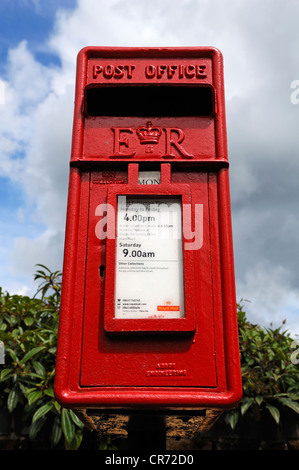 Red britannico postbox con la sigla E e R, Elisabetta Regina, la Regina Elisabetta II, Kent, England, Regno Unito, Europa Foto Stock