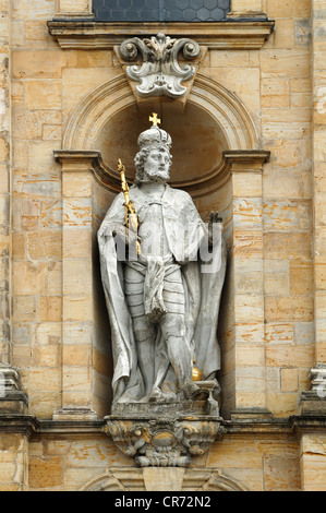 Statua dell'imperatore Enrico II, 973 - 1024, sulla facciata principale della Basilica barocca Goessweinstein, consacrata nel 1739 Foto Stock