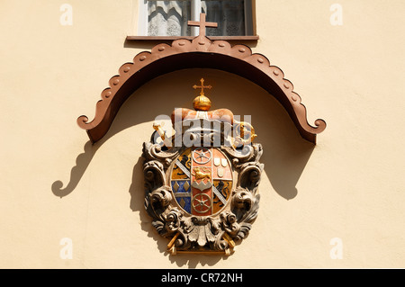 Stemma papale sul lato edificio della Basilica, Victor von Scheffel Strasse 1, Goessweinstein, Alta Franconia, Bavaria Foto Stock