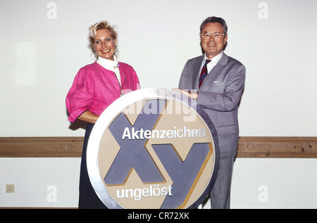Zimmermann, Eduard, 4.2.1929 - 19.9.2009, giornalista tedesco, presentatore TV, a metà lunghezza, con sua figlia Sabine, presentando l'episodio 300th della serie TV 'Aktenzeichen XY ungeloest' (file Sign XY Unsolved), ottobre 1992, Foto Stock