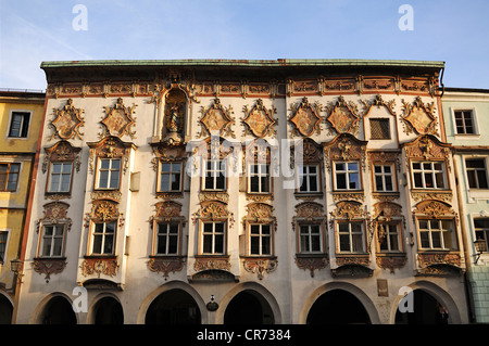 Facciata rococò del palazzo Kernhaus, 1738, piazza Marienplatz, Wasserburg am Inn, Baviera, Germania, Europa Foto Stock