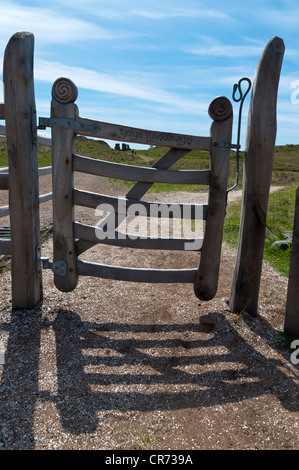 Legno scolpito sul gate Llanddwyn Isola Anglesey North Wales Foto Stock