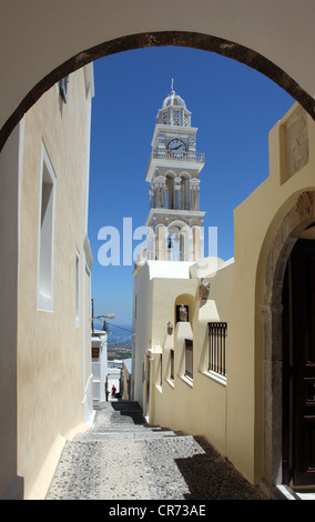 Il campanile di San Giovanni la Chiesa Cattolica, Fira, Santorini, Mare Egeo Meridionale, Grecia Foto Stock