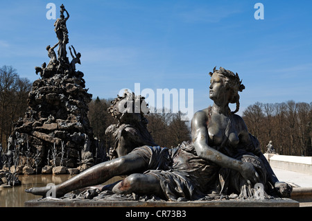 Statua mitologica sulla fortuna fontana, da Wilhelm von Ruemann, costruito tra il 1884 e il 1885, di fronte a Palazzo Herrenchiemsee Foto Stock