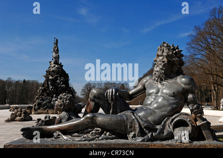 Statua mitologica sulla fama fontana, da Rudolf Maison, costruito tra il 1884 e il 1885, di fronte a Palazzo Herrenchiemsee Foto Stock