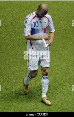 Zinedine Zidane, * 23.6.1972, capitano della squadra francese, lascia il terreno dopo aver ricevuto una carta rossa durante la partita di calcio finale della Coppa del mondo FIFA Italia 2006 contro la Francia allo Stadio Olimpico di Berlino, Germania, domenica 9 luglio 2006, Foto Stock