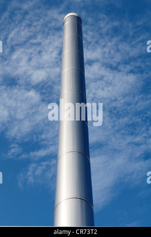 Acciaio inossidabile del camino di una grande cucina contro le nubi nel cielo, Guebwiller, Alsazia, Francia, Europa Foto Stock