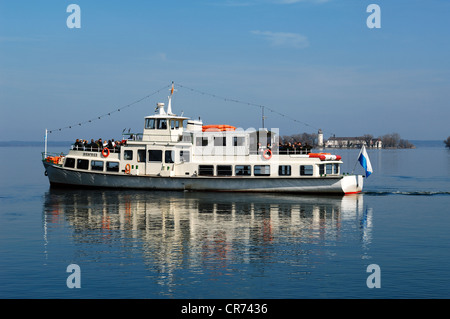 Traghetto sul lago Chiemsee, Frauenchiemsee isola, conosciuta anche come isola di Fraueninsel sul retro, Chiemsee, Alta Baviera Foto Stock