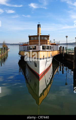 Vecchio battello a vapore "Ludwig Fessler', costruito nel 1926, l'ancoraggio nel porto di stock nei pressi di Prien, Baviera, Germania, Europa Foto Stock